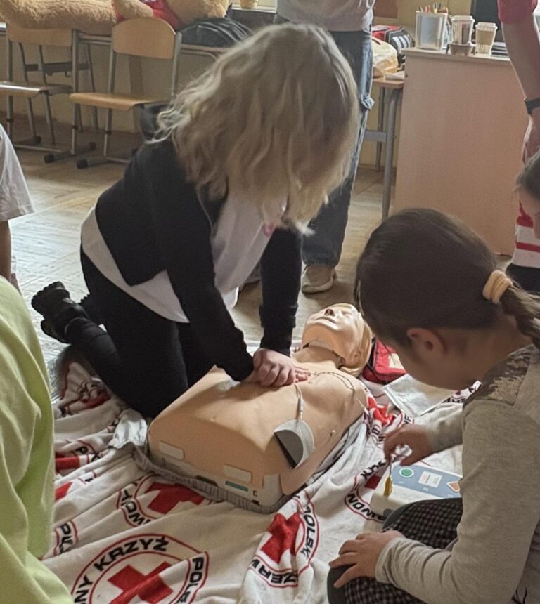 Mali Ratownicy 3.0 – dlaczego przeszkolenie całej społeczności szkolnej ratuje życie